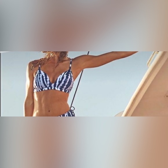 Athleta Wave Break Sz S Molded Cup Bikini Top Tie Dye Blue White Multiway Straps - Picture 2 of 9